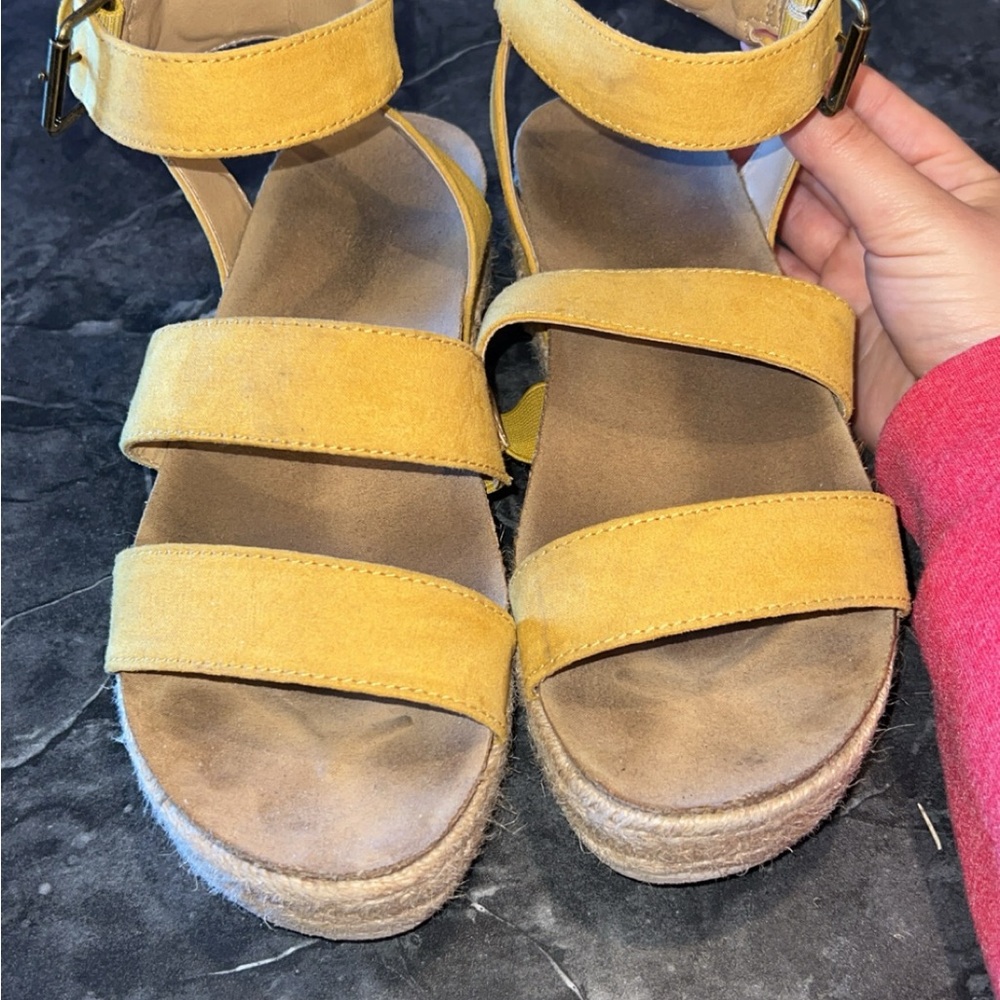 Yellow wedges